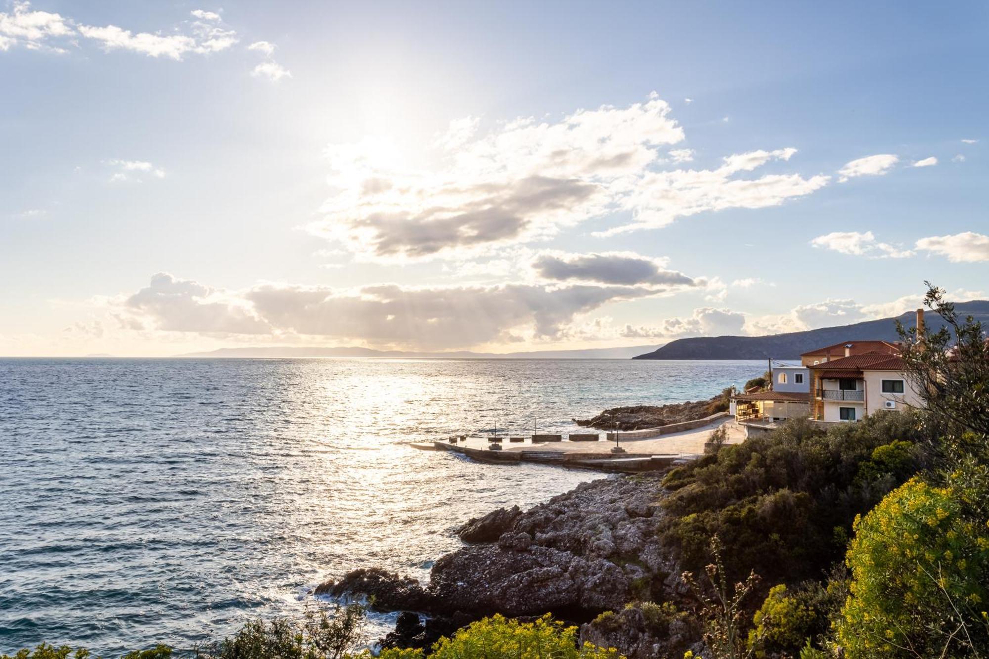 Sunset Serenity - Kardamili Seaside Getaway Bagian luar foto